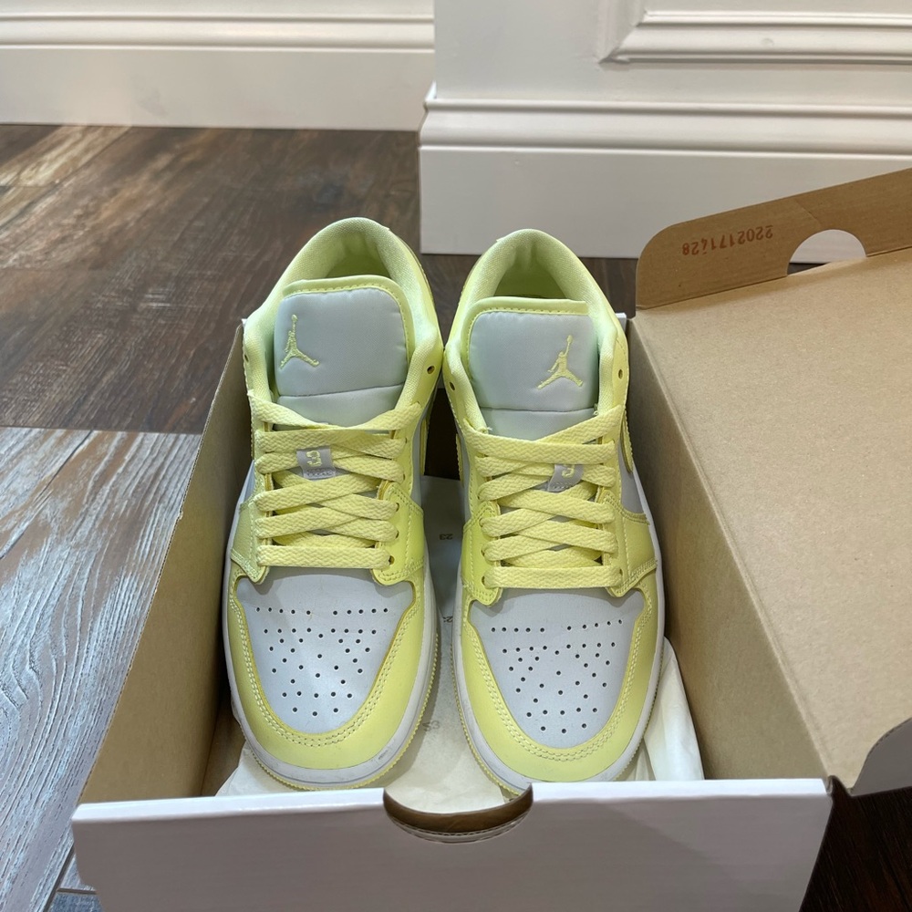 Air Jordan 1 Low in Pure Platinum and Citron Tint